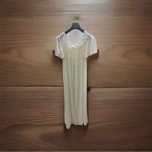Val Mode Vintage Elegant Cream Nightgown with Lace Trim